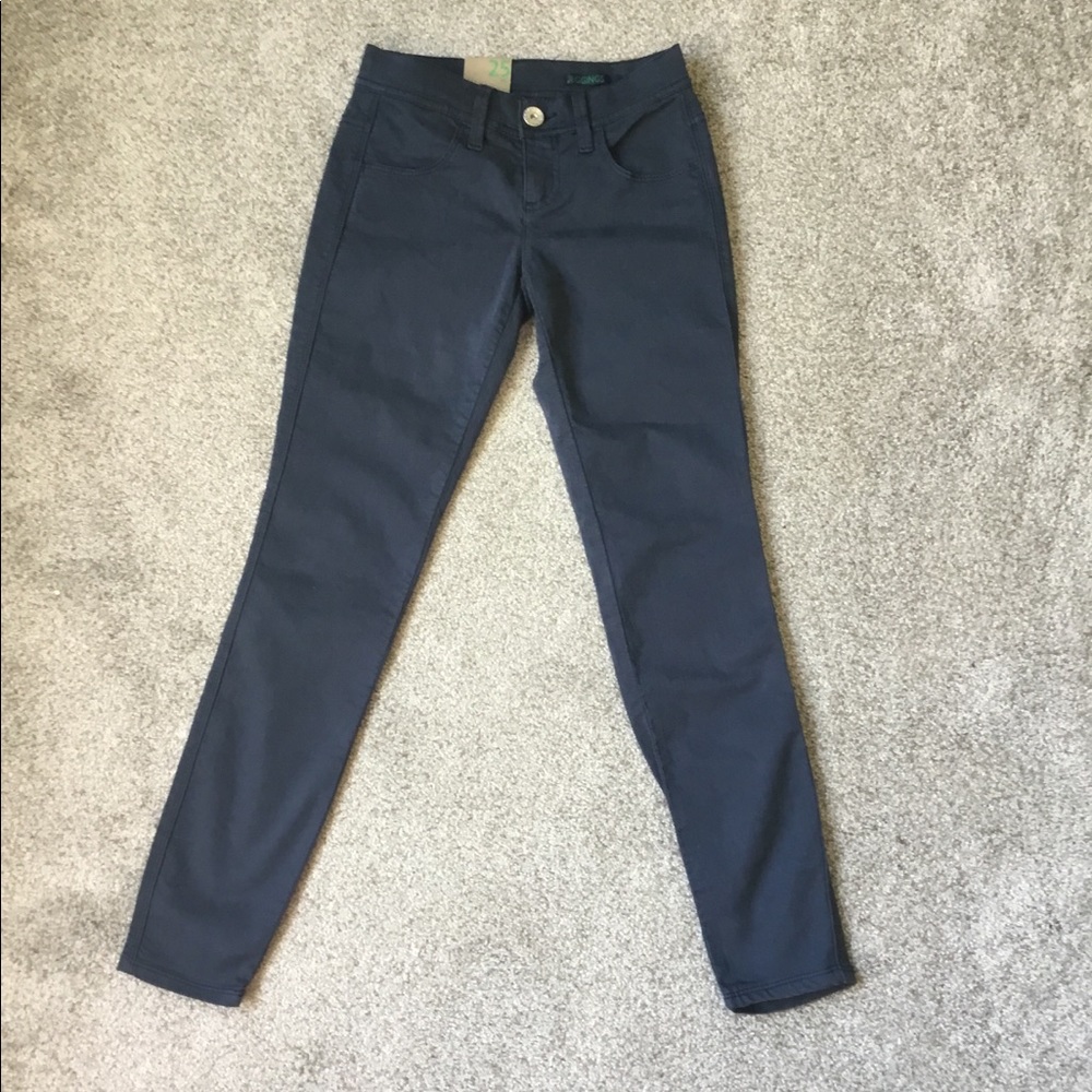 Grey Jeans in a Size 25